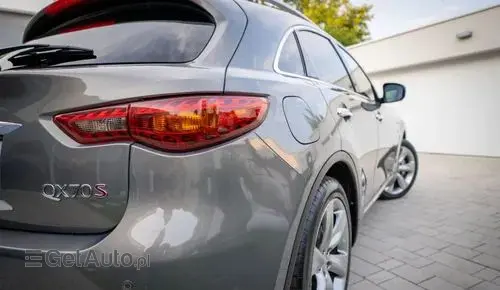 INFINITI QX70 