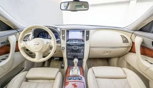 INFINITI QX70 
