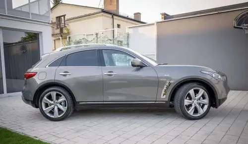 INFINITI QX70 