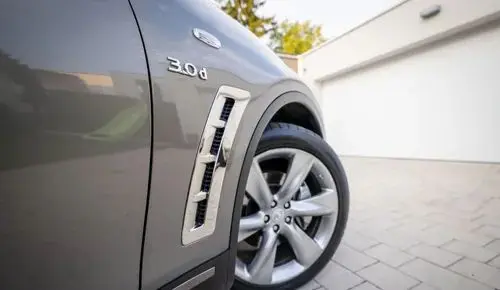 INFINITI QX70 
