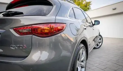 INFINITI QX70 