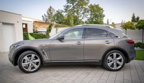INFINITI QX70 