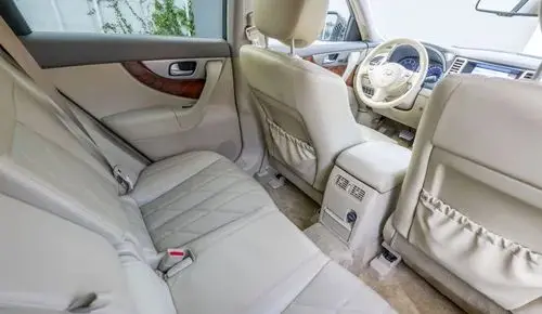 INFINITI QX70 