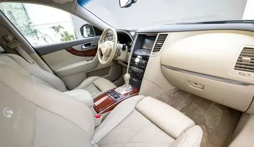 INFINITI QX70 
