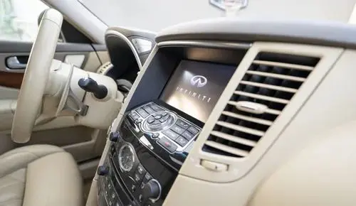 INFINITI QX70 
