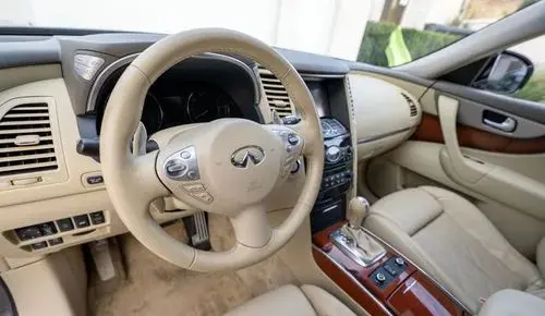 INFINITI QX70 