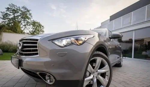 INFINITI QX70 