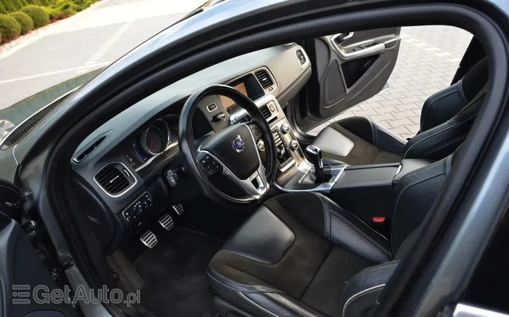 VOLVO V60 D2 Drive-E R-Design Momentum