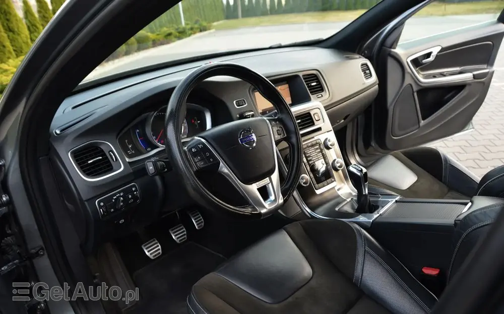 VOLVO V60 D2 Drive-E R-Design Momentum