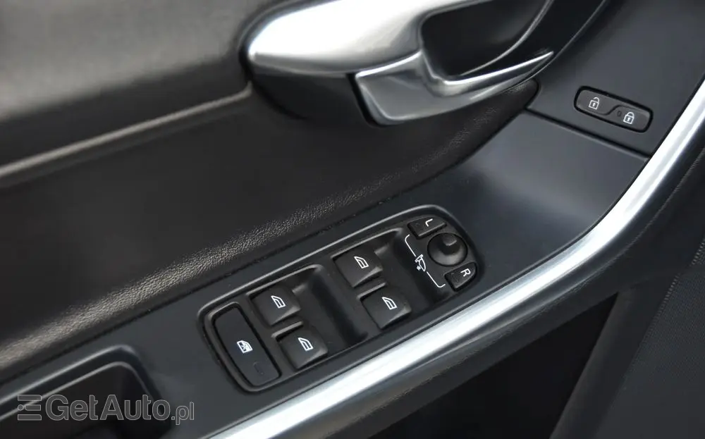 VOLVO V60 D2 Drive-E R-Design Momentum