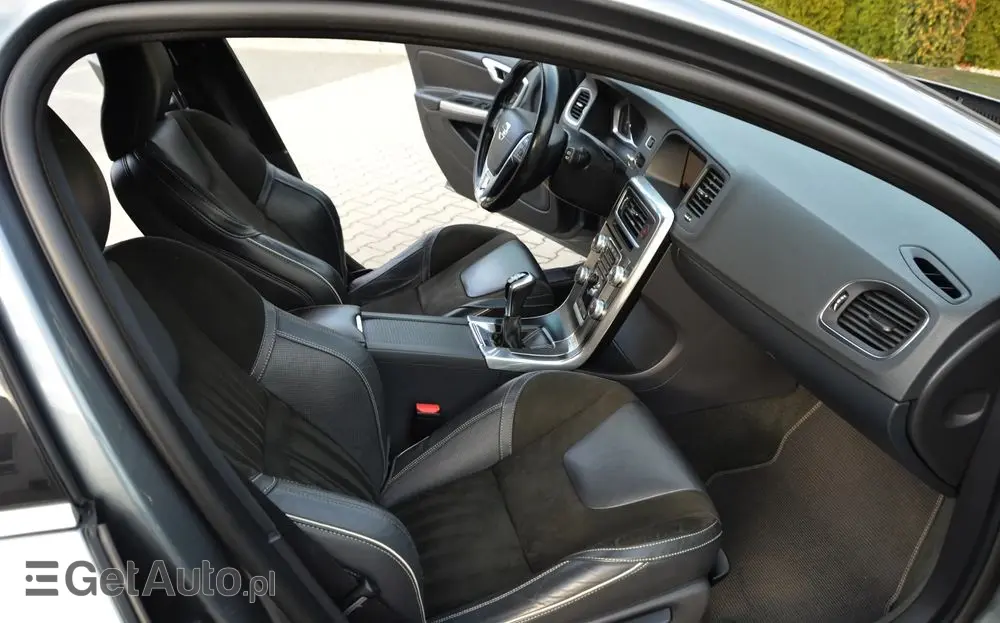 VOLVO V60 D2 Drive-E R-Design Momentum