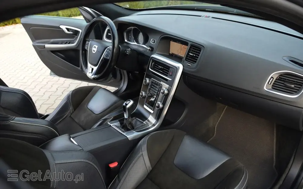 VOLVO V60 D2 Drive-E R-Design Momentum