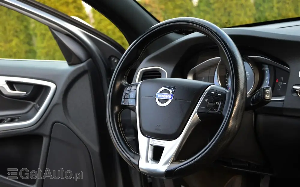 VOLVO V60 D2 Drive-E R-Design Momentum