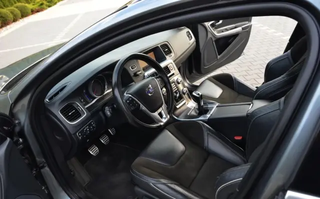 VOLVO V60 D2 Drive-E R-Design Momentum