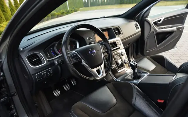 VOLVO V60 D2 Drive-E R-Design Momentum