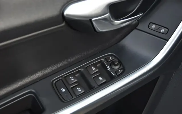 VOLVO V60 D2 Drive-E R-Design Momentum