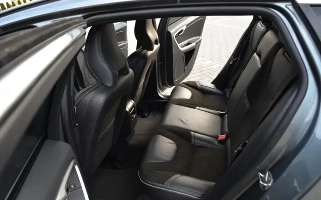VOLVO V60 D2 Drive-E R-Design Momentum