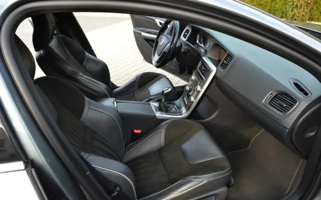 VOLVO V60 D2 Drive-E R-Design Momentum