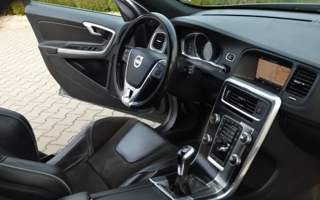VOLVO V60 D2 Drive-E R-Design Momentum