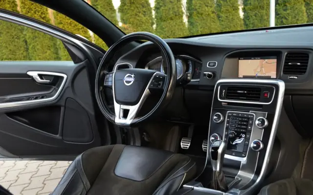 VOLVO V60 D2 Drive-E R-Design Momentum