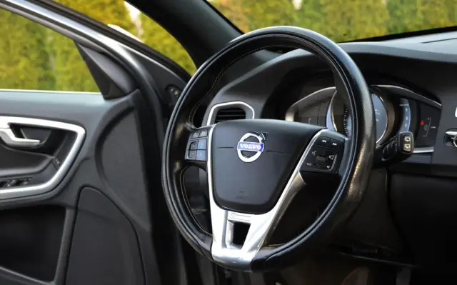 VOLVO V60 D2 Drive-E R-Design Momentum