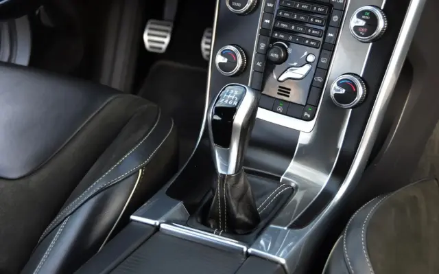 VOLVO V60 D2 Drive-E R-Design Momentum