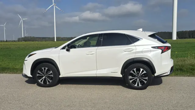 LEXUS NX E-Four Impression AWD