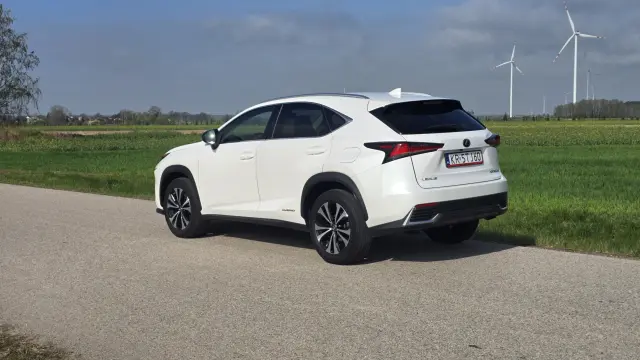LEXUS NX E-Four Impression AWD