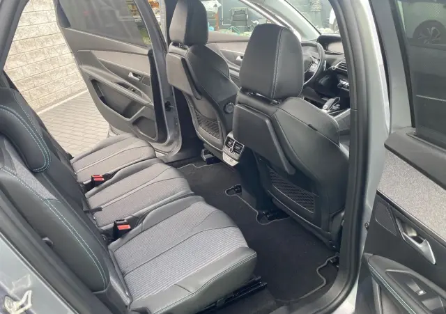 PEUGEOT 5008 PureTech 130 EAT8 Stop & Start Allure Business-Paket