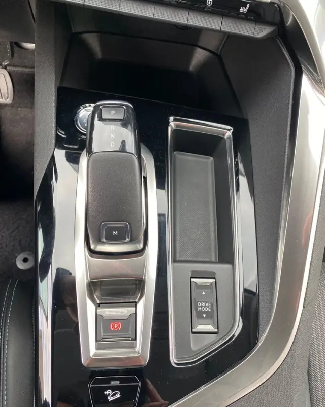 PEUGEOT 5008 PureTech 130 EAT8 Stop & Start Allure Business-Paket