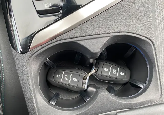 PEUGEOT 5008 PureTech 130 EAT8 Stop & Start Allure Business-Paket