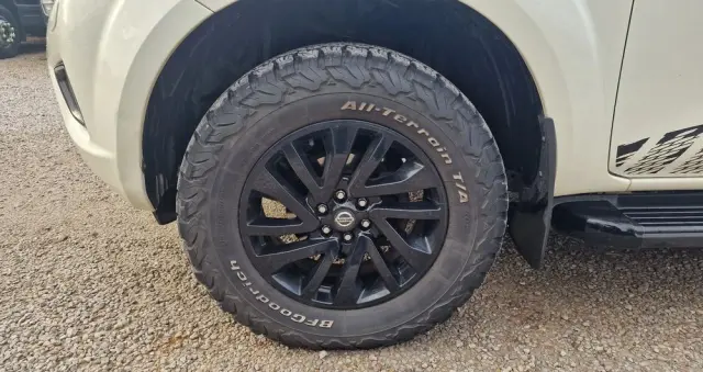 NISSAN Navara 