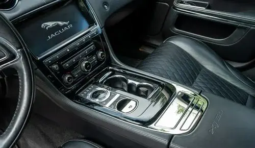 JAGUAR XJ 