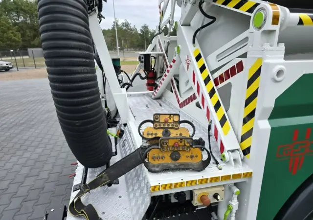 MITSUBISHI CANTER odkurzacz koparka ssąca substancje sypkie CITY SAUGER 