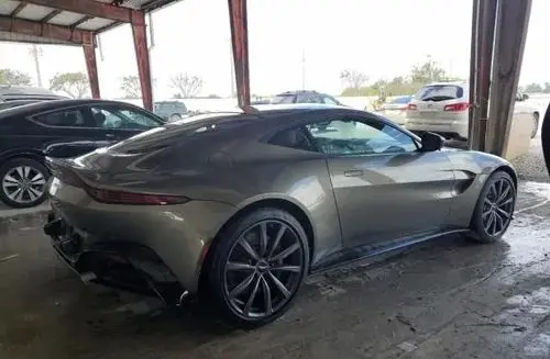 ASTON MARTIN Vantage 