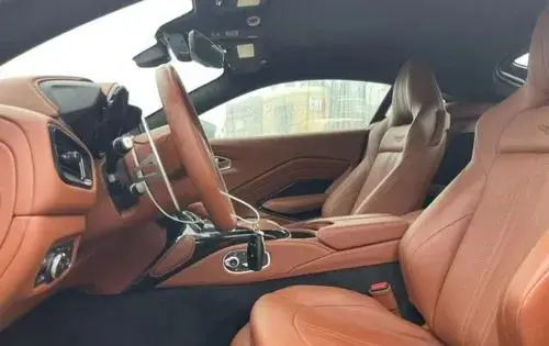 ASTON MARTIN Vantage 