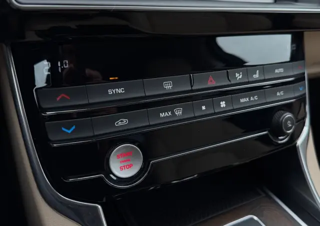 JAGUAR XE 2.0 D Prestige