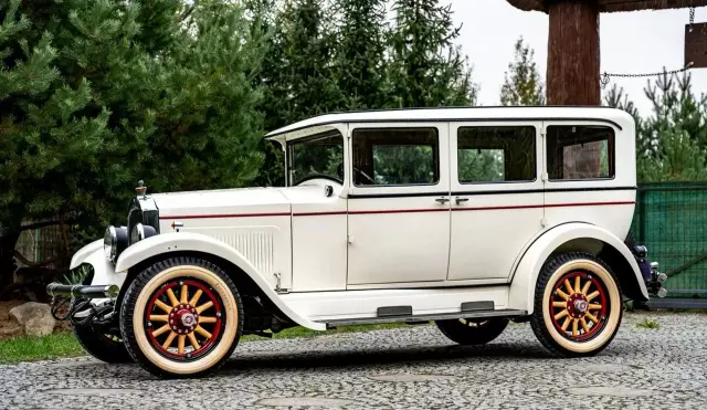 WILLYS KNIGHT OVERLAND MODEL 70 