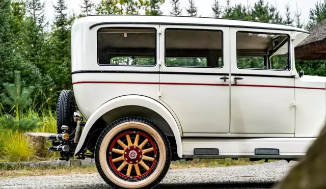 WILLYS KNIGHT OVERLAND MODEL 70 