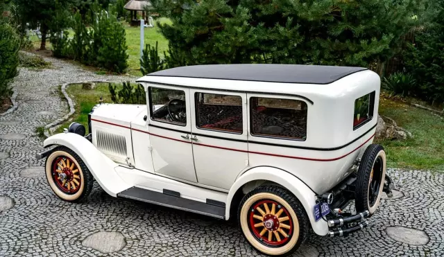 WILLYS KNIGHT OVERLAND MODEL 70 