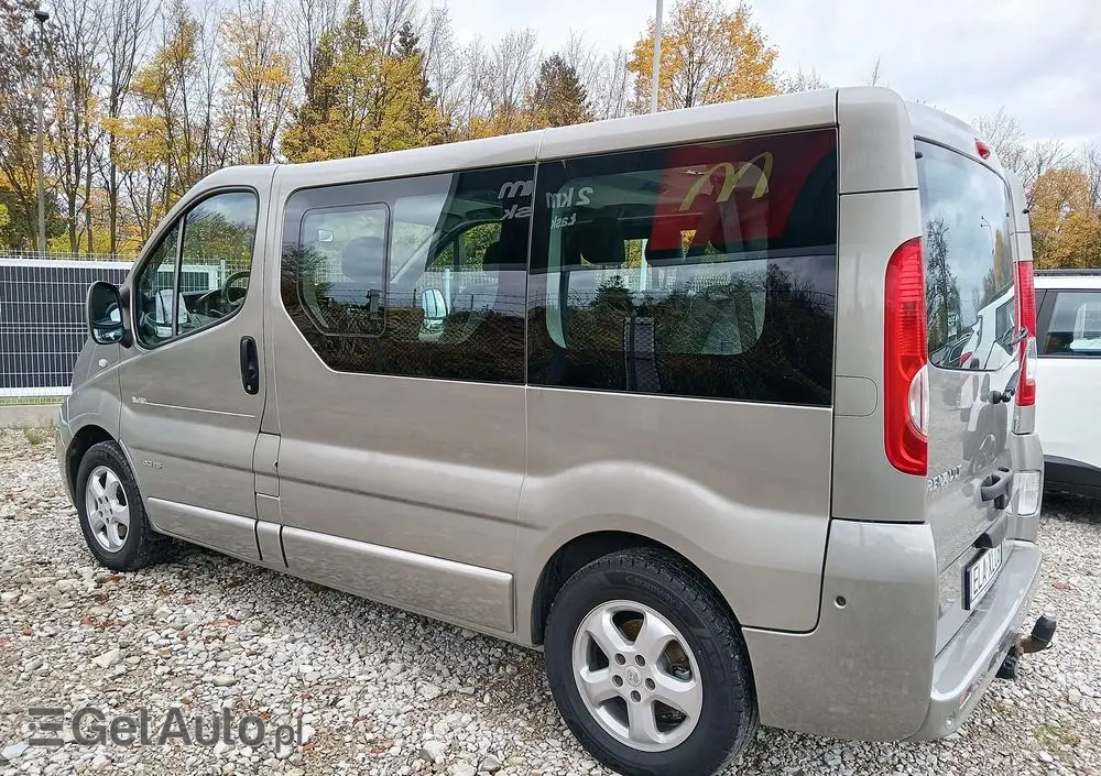 RENAULT Trafic FAP Passenger Black Edition