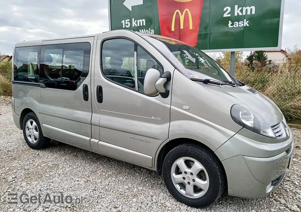 RENAULT Trafic FAP Passenger Black Edition
