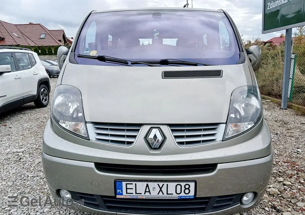 RENAULT Trafic FAP Passenger Black Edition