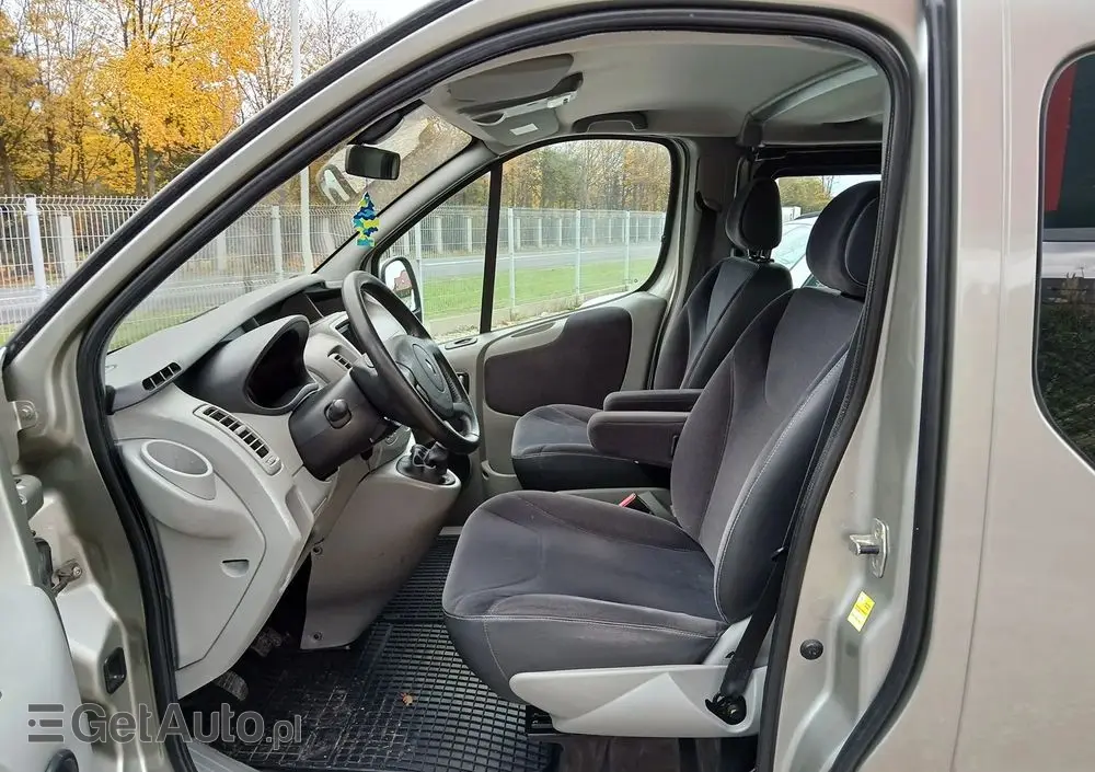 RENAULT Trafic FAP Passenger Black Edition