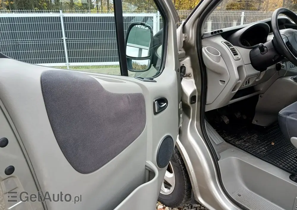 RENAULT Trafic FAP Passenger Black Edition