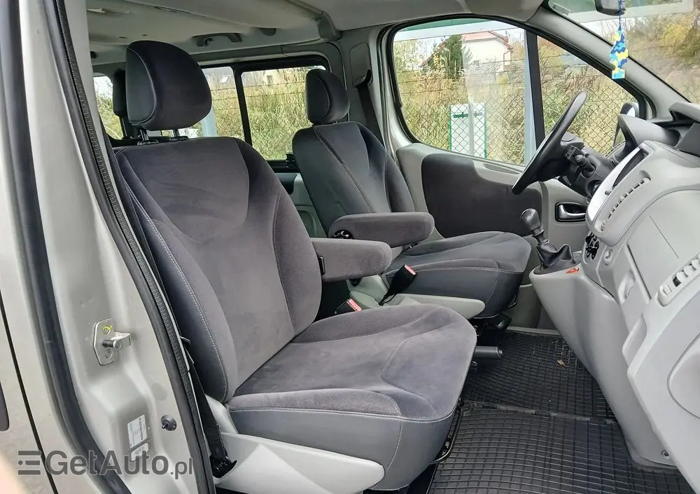 RENAULT Trafic FAP Passenger Black Edition