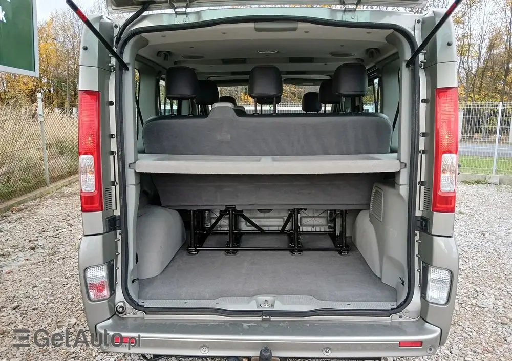 RENAULT Trafic FAP Passenger Black Edition