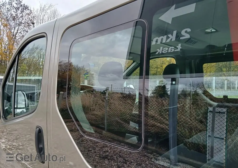 RENAULT Trafic FAP Passenger Black Edition