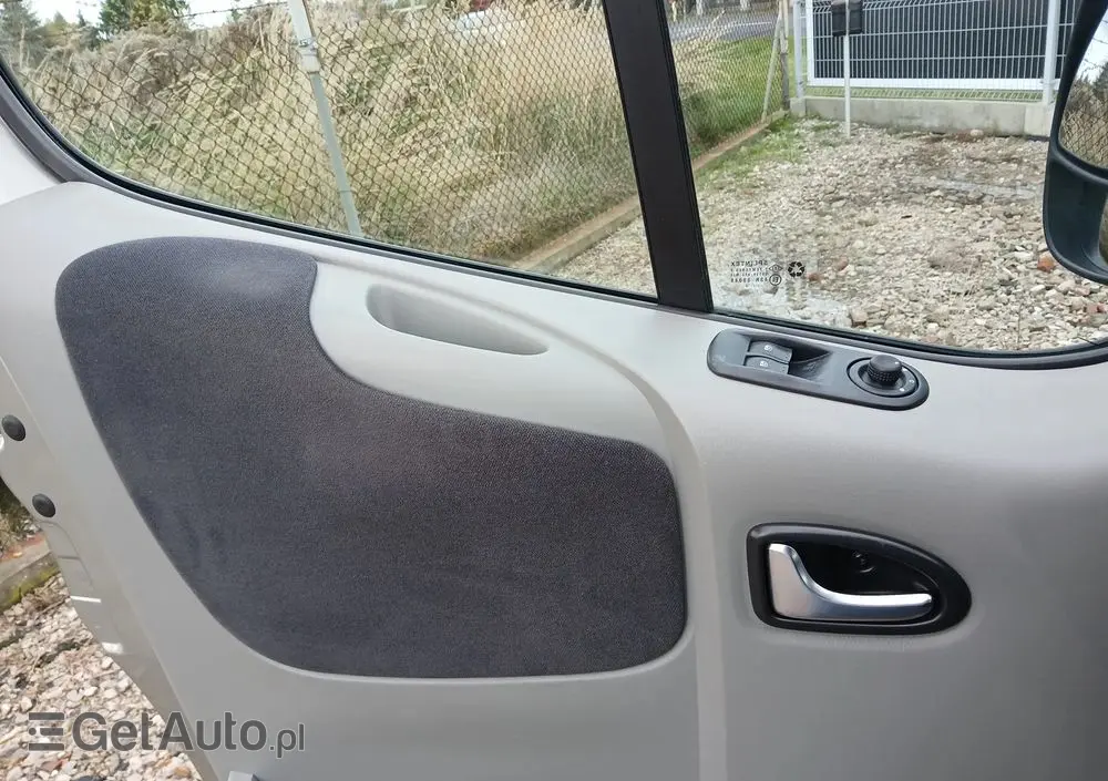 RENAULT Trafic FAP Passenger Black Edition