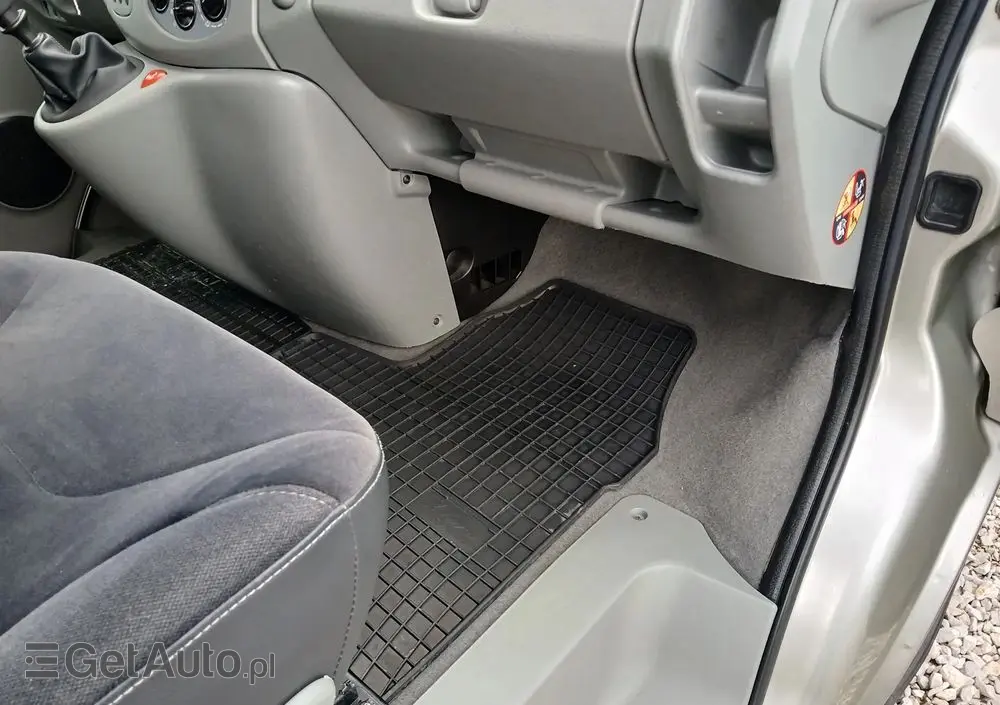 RENAULT Trafic FAP Passenger Black Edition